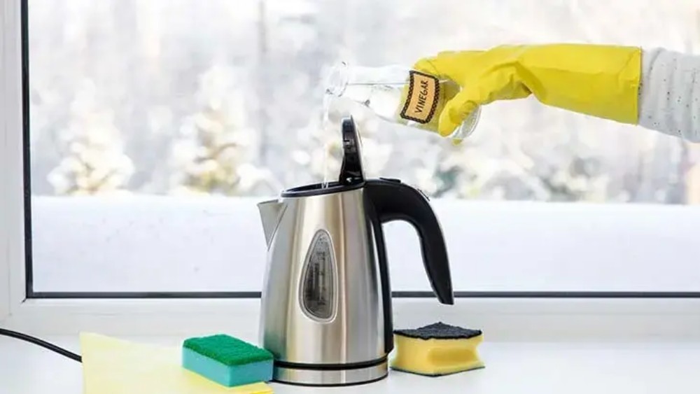 Saniyeler içinde ayna gibi! Çaydanlık kirecini söküp atan doğal yöntemler